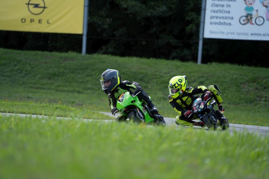 Kristjan_Možina_in_Adam_Satler_v_ovinku