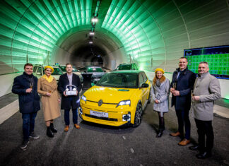 Renault 5 E-Tech electric postal Slovenski avto leta 2026 Renault 5 E-Tech electric na podelitvi priznanja Slovenski avto leta 2026