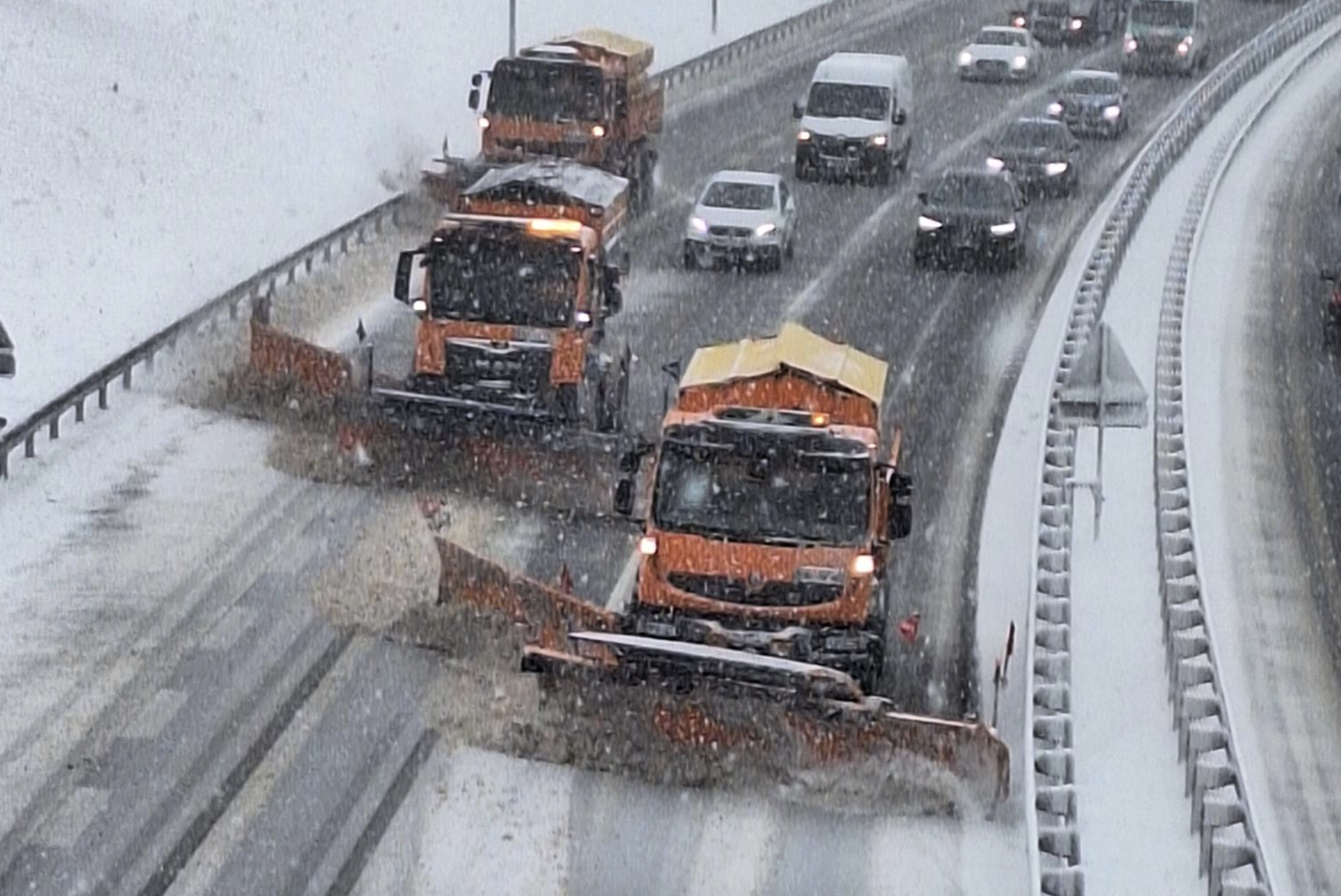 Snežni kaos na avtocestah: Dars na teren poslal 136 strojev, težave povzročali zdrsi in burja